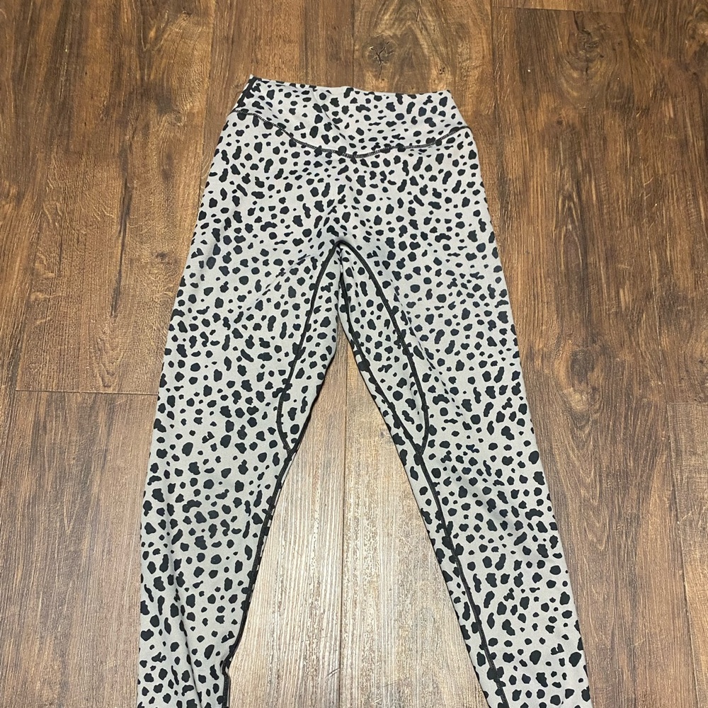 Vitality Snow Leopard leggings Size Sm in great condition!